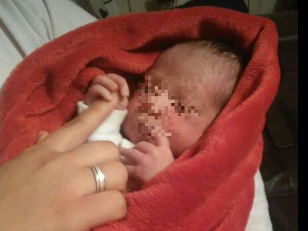 Após ser socorrido pela equipe do Siate, bebê, ainda com cordão umbilical, foi encaminhado ao Hospital do Trabalhador. | Roseli Dembeski/Arquivo Pessoal