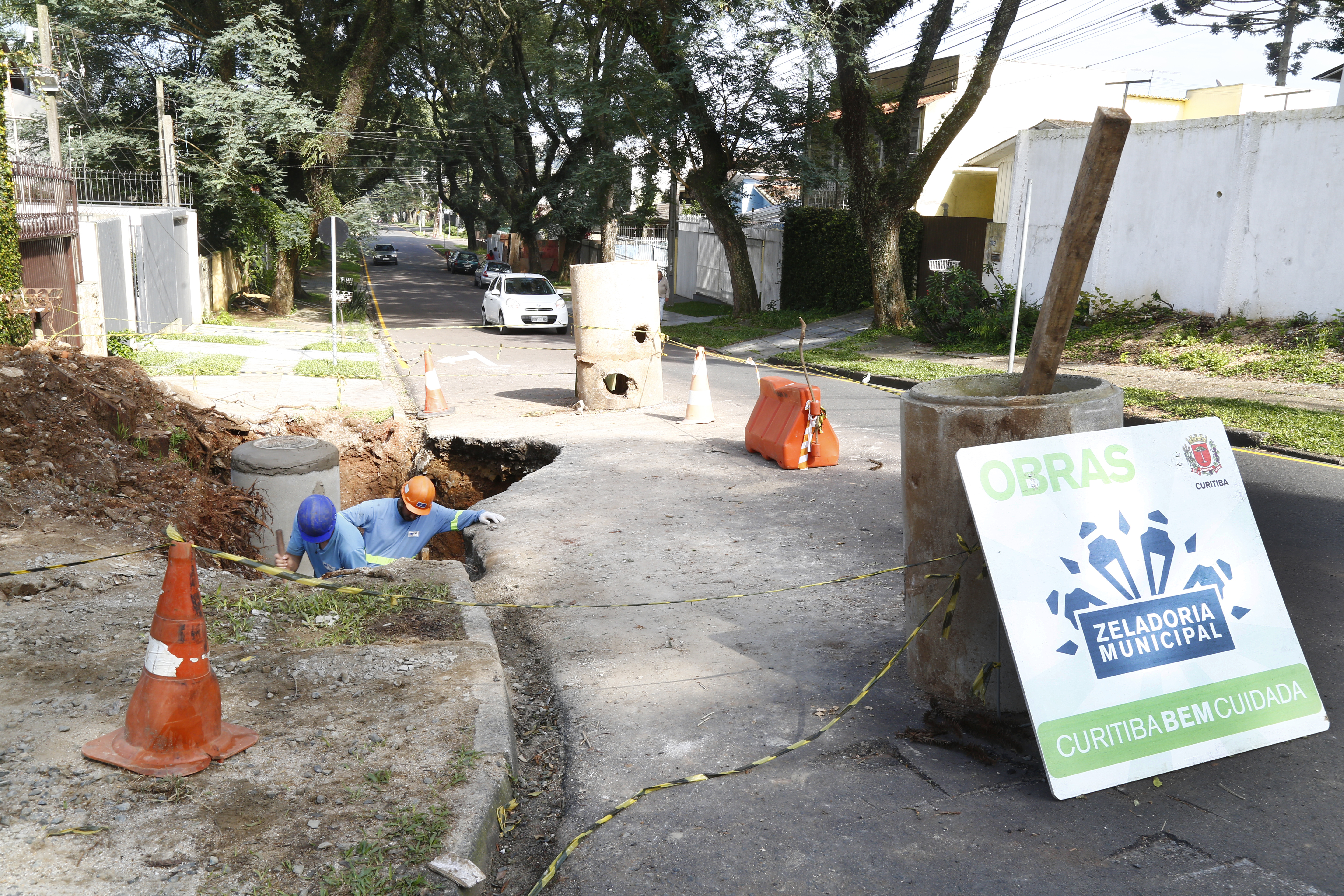 Buraco em trecho do binário que seria implantado na quarta. | Aniele Nascimento/Gazeta do Povo