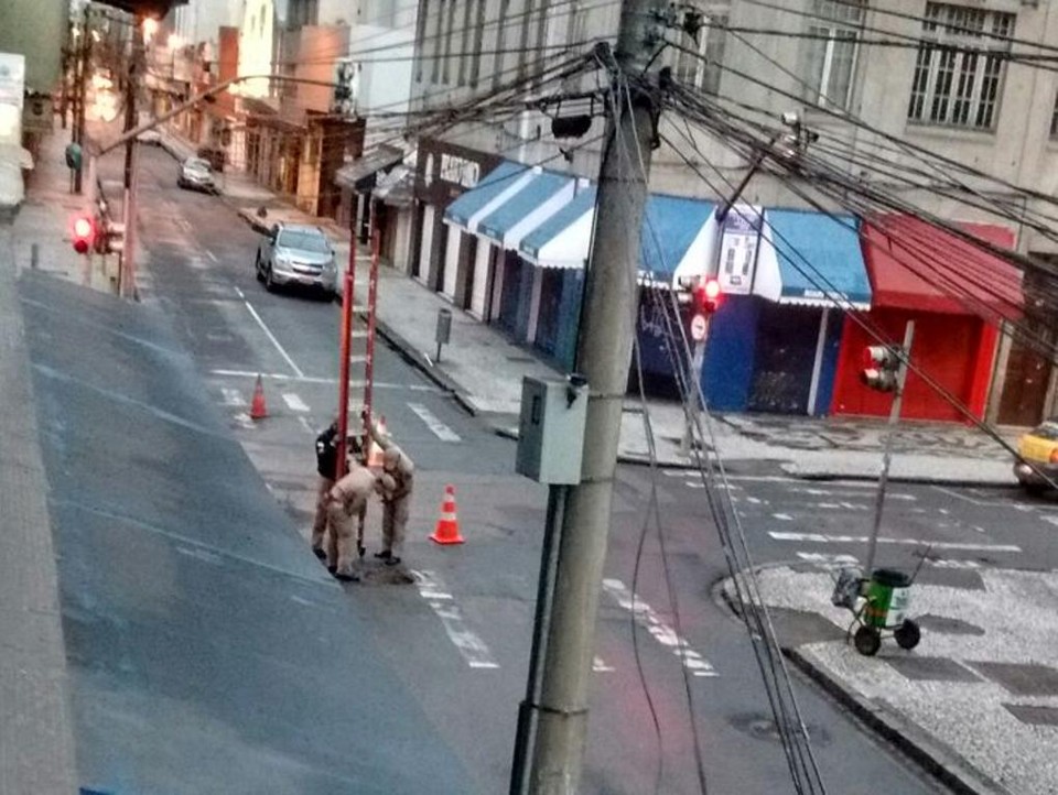 Bombeiros fazem resgate de homem em bueiro no Centro de Curitiba | Judite Gomes/Arquivo Pessoal