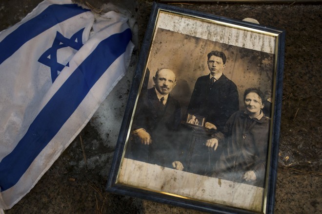 Uma foto e uma bandeira israelense no memorial para os 70 mil judeus que foram executados durante a Segunda Guerra Mundial em Vilnius | 