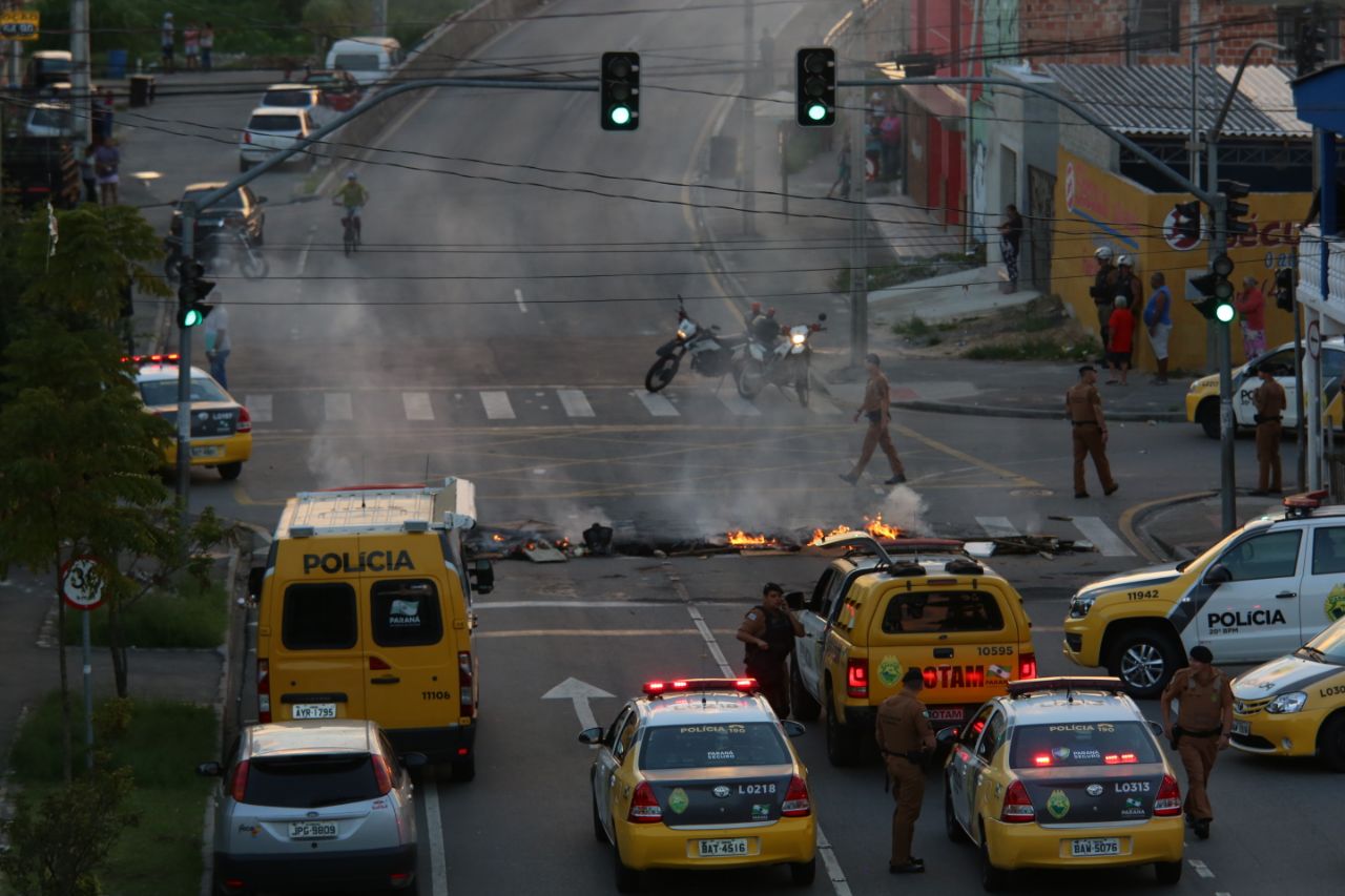 Rua Guabirotuba está bloqueada desde por volta das 17h30. | Átila Alberti/Tribuna do Paraná