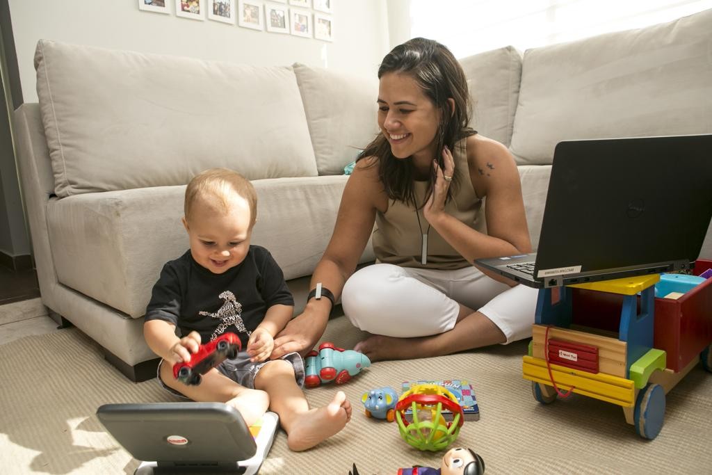 Julia De Mari, de 34 anos, retornou no início deste ano para suas funções em jornada integral na Volvo, depois de  se beneficiar da licença-maternidade estendida.