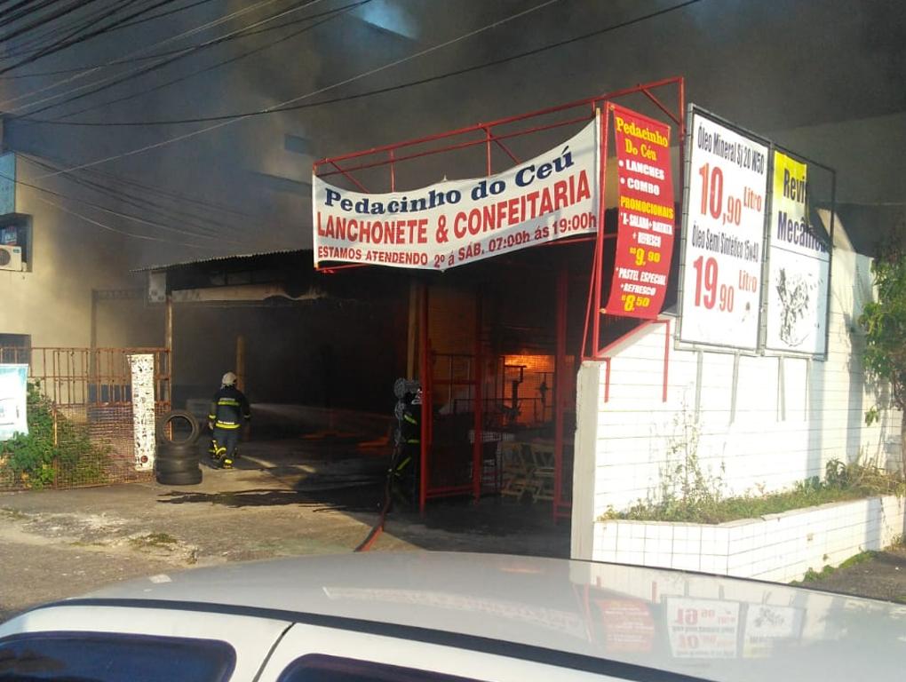 Loja de escapamentos pega fogo no bairro Portão | Luis Carneiro/Acervo Pessoal