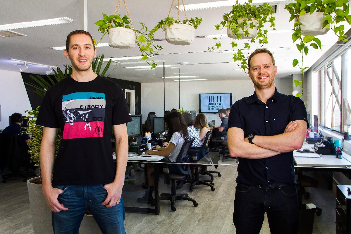 Matheus Bernert e Eduardo Simioni, os sócios da BoletoBancário.com no escritório em Curitiba. | Ana Gabriella Amorim
Gazeta do Povo