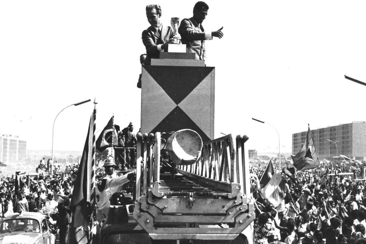 Seleção brasileira desfila em Brasília (DF) após vencer a Copa do Mundo de 1970, no auge da ditadura militar brasileira. | Arquivo