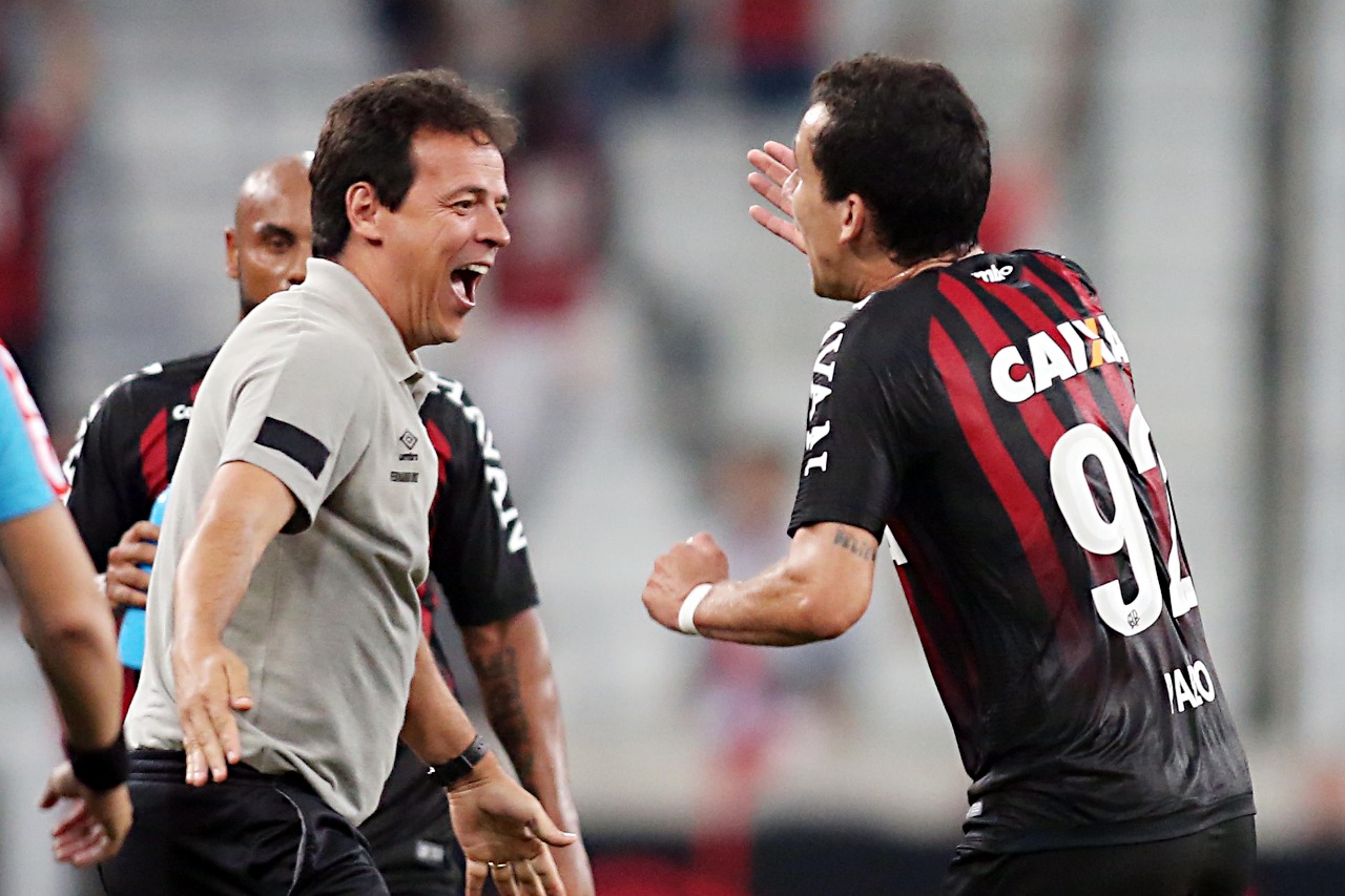 Pablo comemora com o técnico Fernando Diniz o primeiro gol do Atlético. | Albari Rosa/Gazeta do Povo/