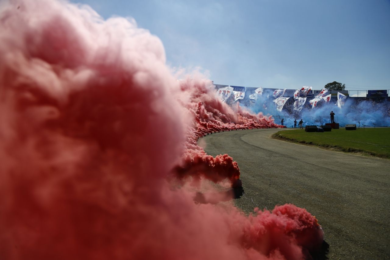 Fumaça vermelha e azul foi o ápice no reencontro da torcida com o Paraná na Série A após dez anos. | Marcelo Andrade/Gazeta do Povo