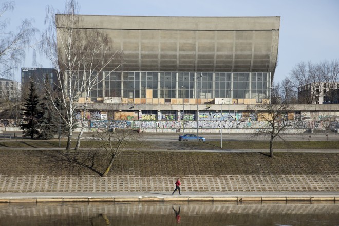 A arena onde as famosas estrelas do basquete da Lituânia jogam, que foi construída sobre um antigo cemitério judaico | 