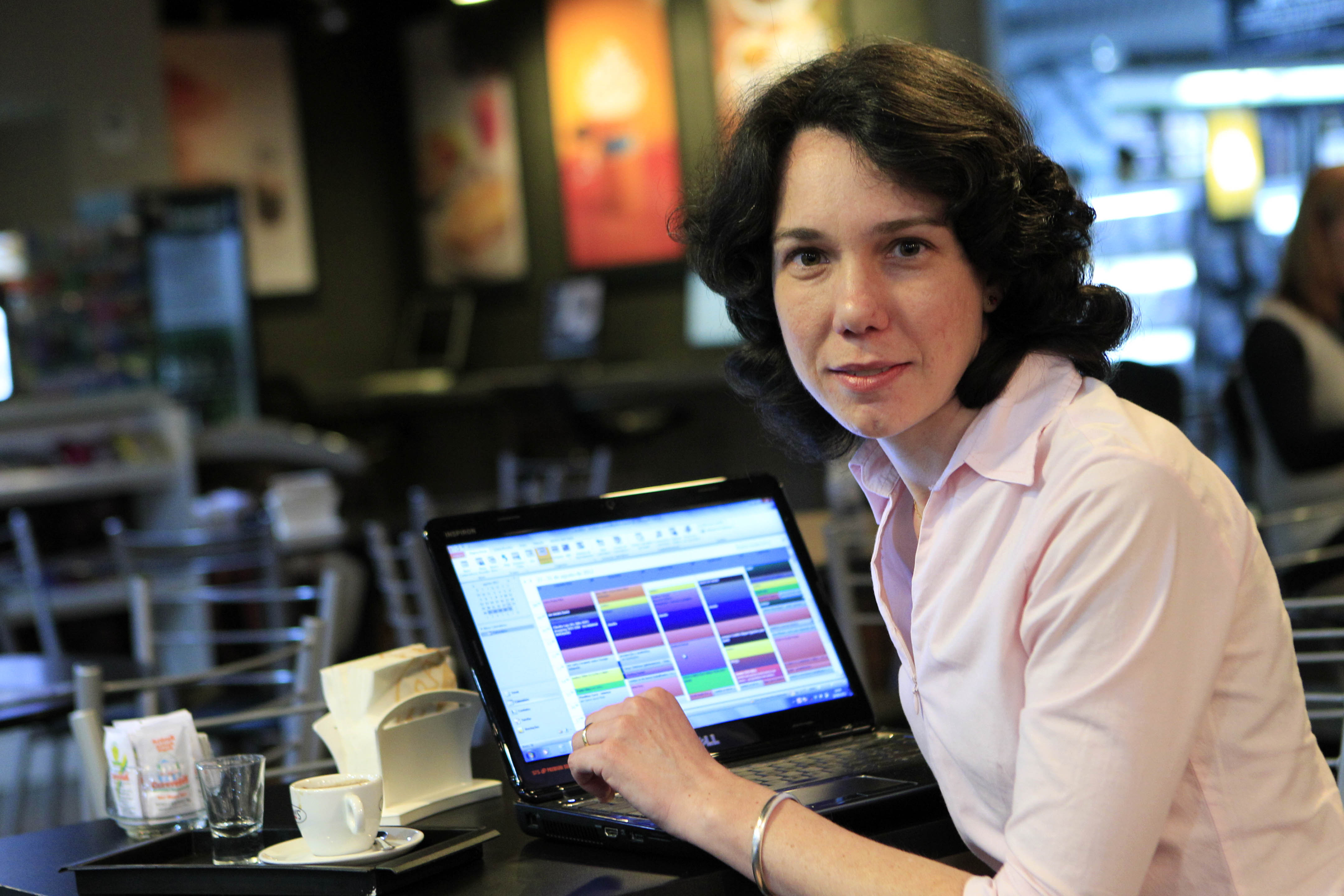 Deisiane Zortea Kuckla  trabalha como secretária remota  em Curitiba desde 2011. Organizada, consegue atender até 12 clientes ao mesmo tempo. | Luiz Costa/