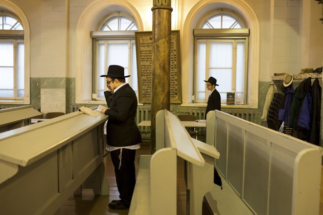 A oração da noite em uma sinagoga em Vilnius, Lituânia | 