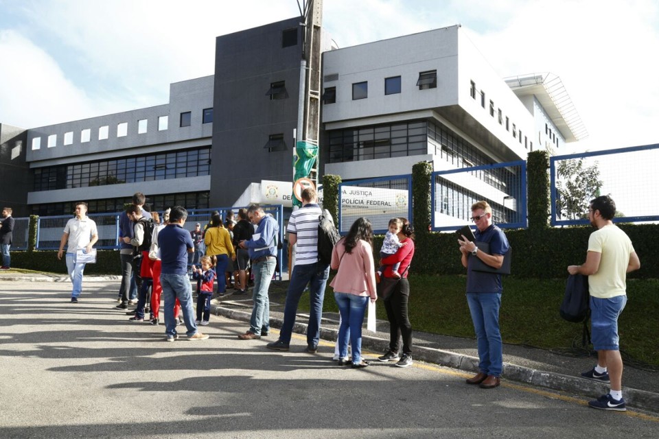 Antes de entrar na superintendência da PF em Curitiba, público tem que comprovar agendamento para atendimento. | Aniele Nascimento/Gazeta do Povo