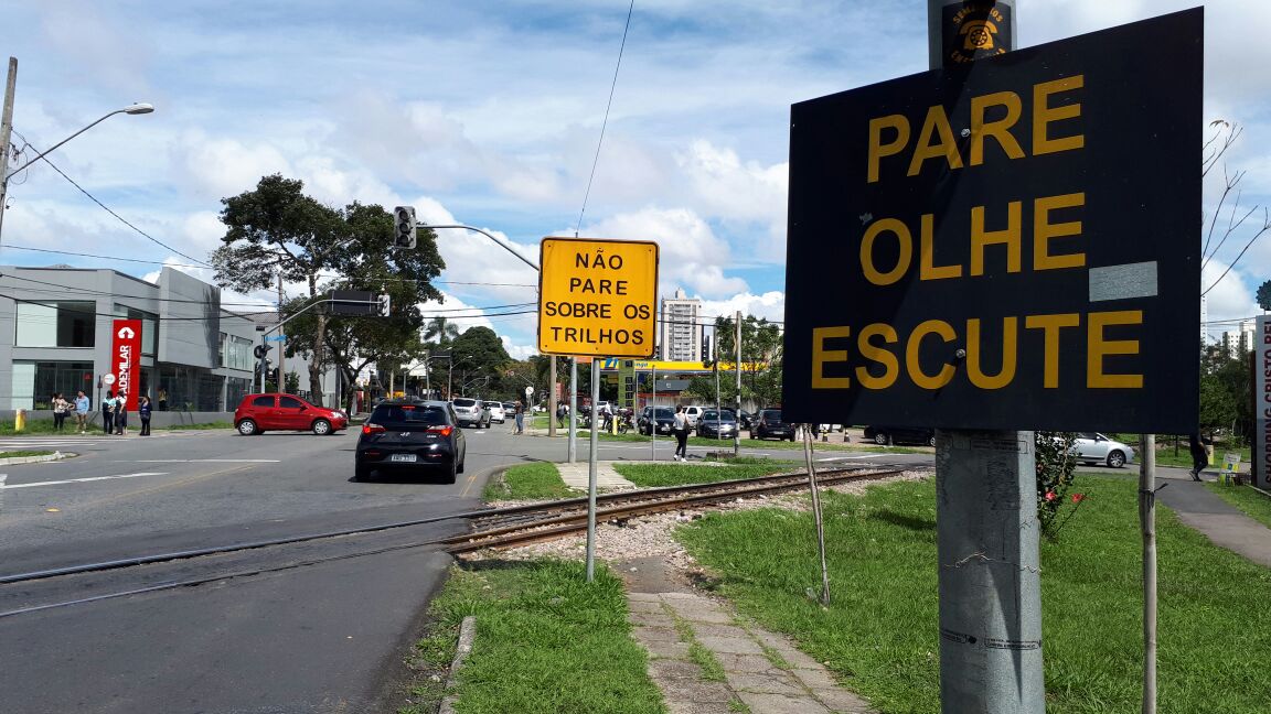 O trem ficou parado por aproximadamente 20 minutos até o fim do atendimento do Samu no Alto da Rua XV, em Curitiba | Raquel Derevecki/Gazeta do Povo