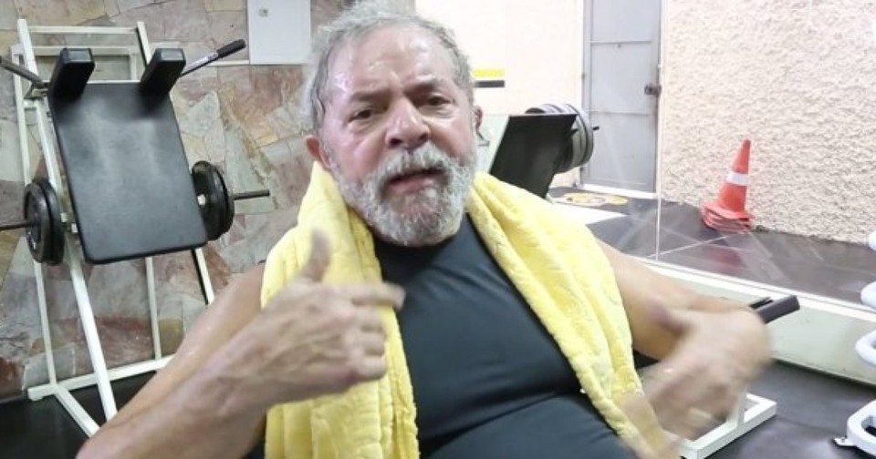 Lula improvisa livros como halteres para fazer musculação na cela da Lava Jato Lula fazendo exercícios na academia quando ainda estava fora da prisão: recomendação médica. | Reprodução/YouTube