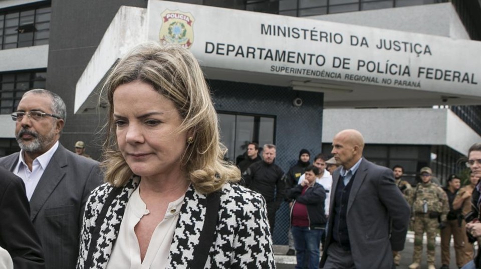Gleisi culpa Lava Jato, Moro e mídia por ataque a tiros contra acampamento pró-Lula Gleisi deixa a Polícia Federal em Curitiba após visita a Lula no dia 17 de abril: para ela, Lava Jato e Moro têm ‘responsabilidade objetiva’ no ataque contra o acampamento. | Marcelo Andrade/Gazeta do Povo