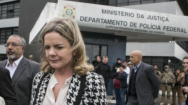 Gleisi deixa a Polícia Federal em Curitiba após visita a Lula no dia 17 de abril: para ela, Lava Jato e Moro têm ‘responsabilidade objetiva’ no ataque contra o acampamento. | Marcelo Andrade/Gazeta do Povo