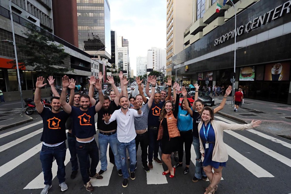 As equipes das startups MadeiraMadeira, Ebanx, Olist, EadBox, Send4 , BoletoBancário.com e Tecnofit “dominaram” as paradas da Marechal Deodoro e do Centro “velho” de Curitiba. | Albari Rosa
Gazeta do Povo
