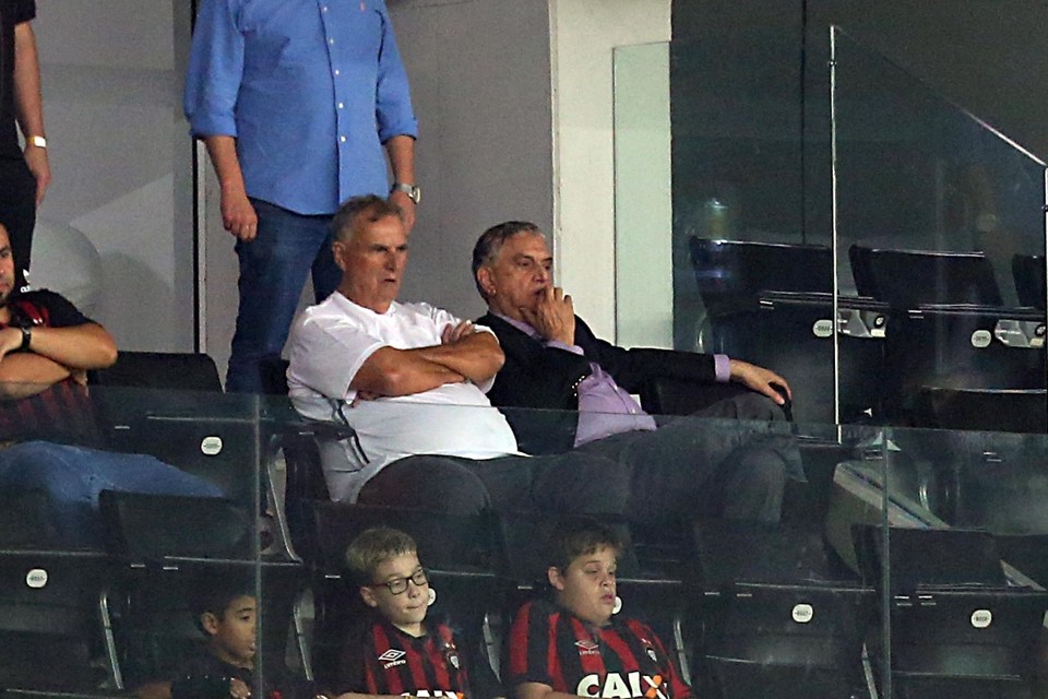 Petraglia assistiu ao jogo ao lado de Farinhaque. Nomes  fundamentais para a formação da Arena da Baixada de hoje. | Albari Rosa/Gazeta do Povo/