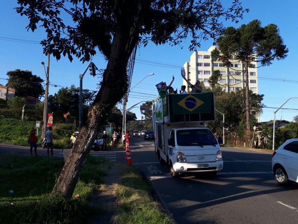 Carro de som passou xingando manifestantes no entorno do acampamento pró-Lula. | Colaboração