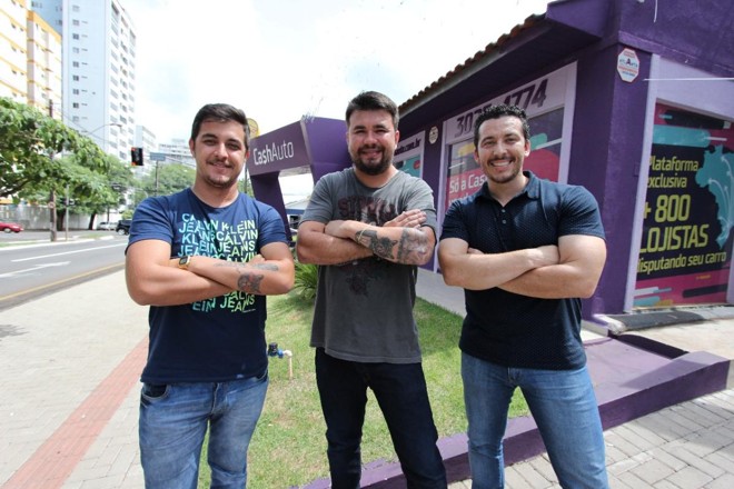 Os sócios Alison Vilas Boas, Ycaro Martins com o parceiro na loja de Curitiba, Bruno Placidino | Cash AutoDivulgação