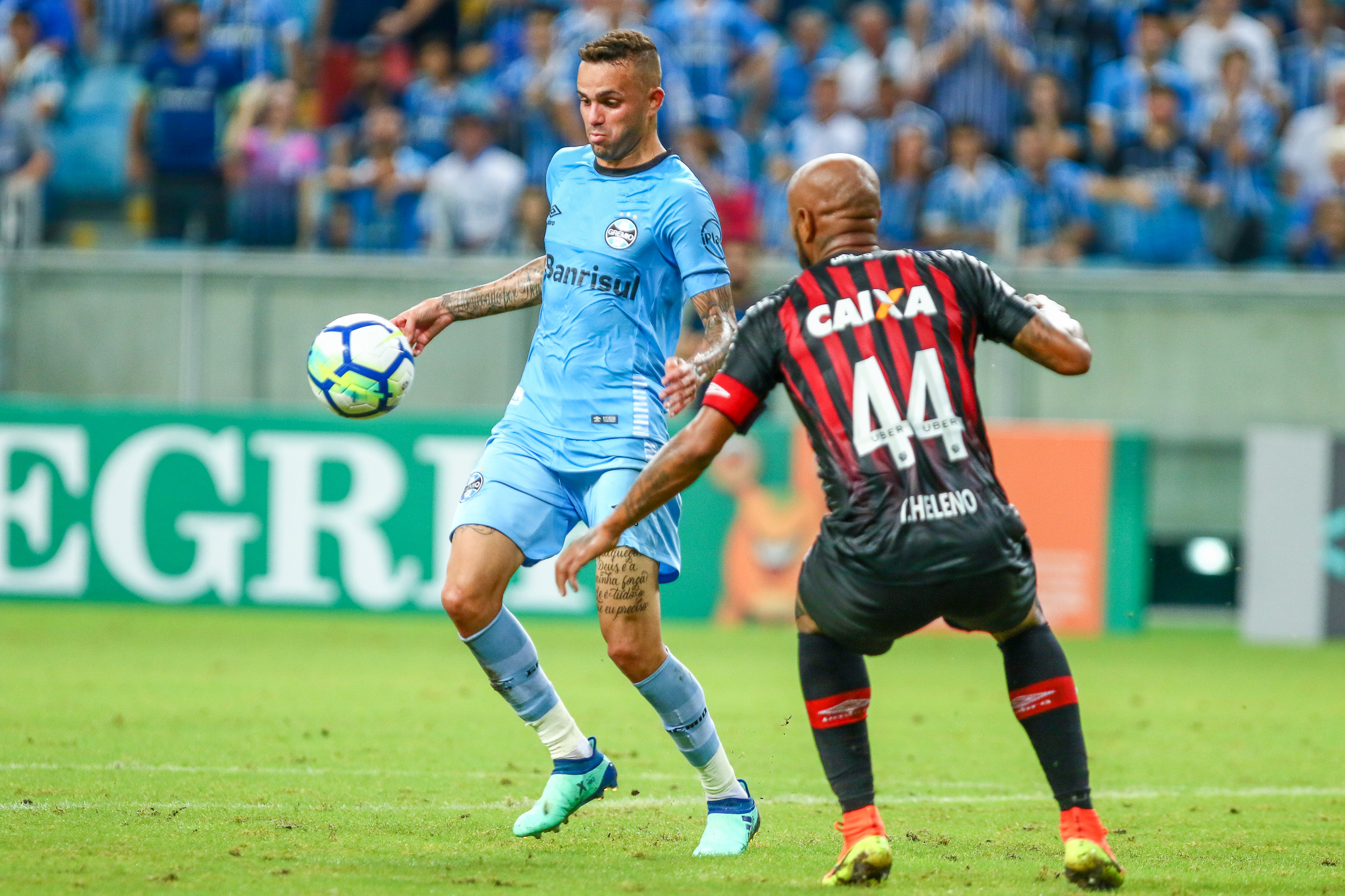 Thiago Heleno na marcação de Luan: Furacão sentiu o cansaço | Lucas Uebel/Lucas Uebel/Gremio FBPA