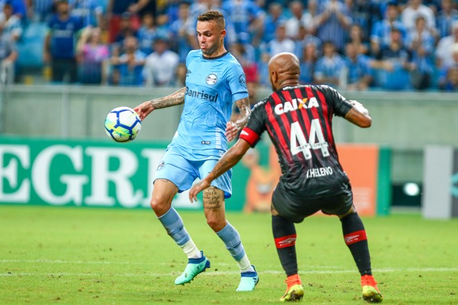 Thiago Heleno na marcação de Luan: Furacão sentiu o cansaço | Lucas Uebel/Lucas Uebel/Gremio FBPA