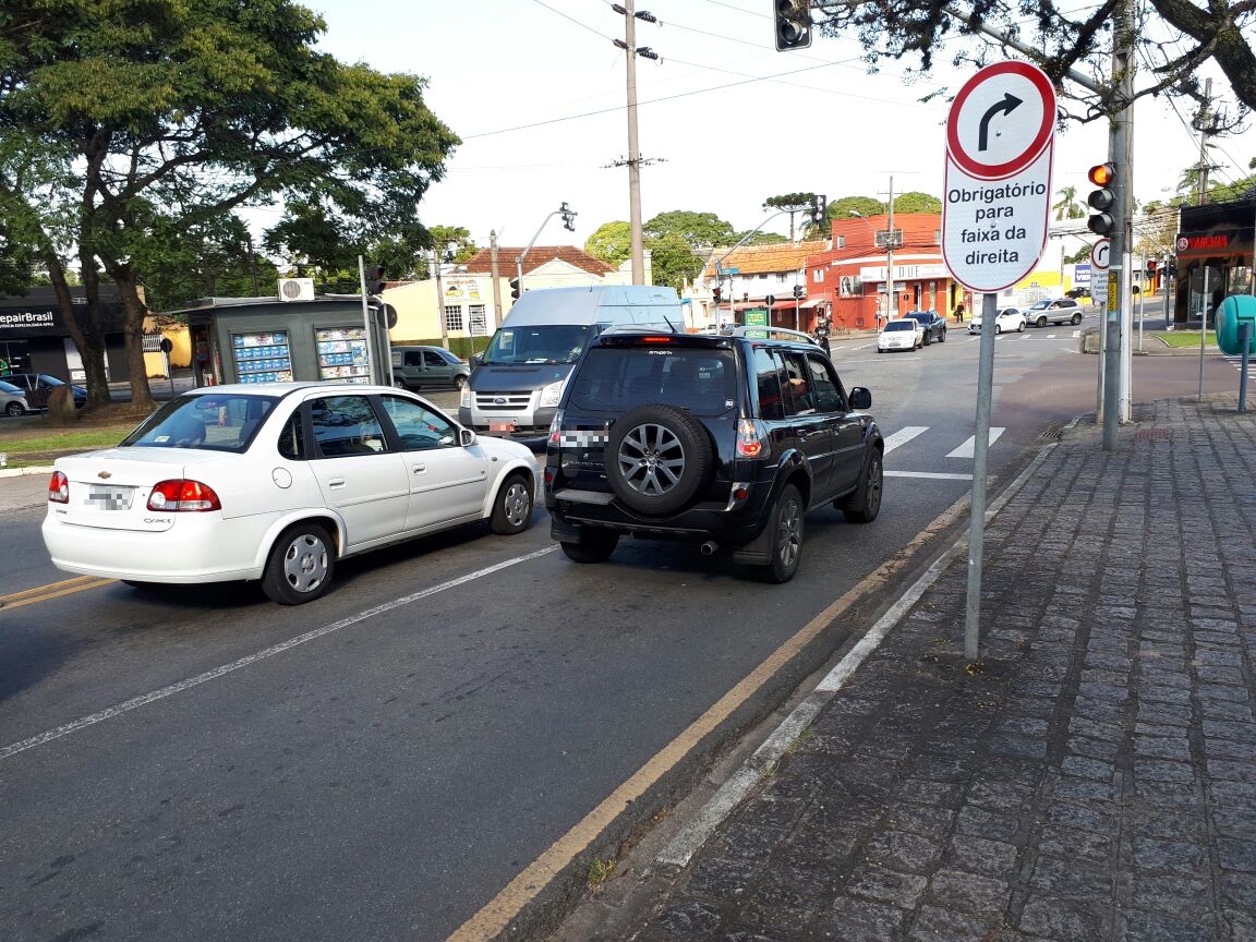 Muitos motoristas não respeitam a sinalização para dobrar à direita na Avenida Hugo Simas. | Alex Silveira/Gazeta do Povo