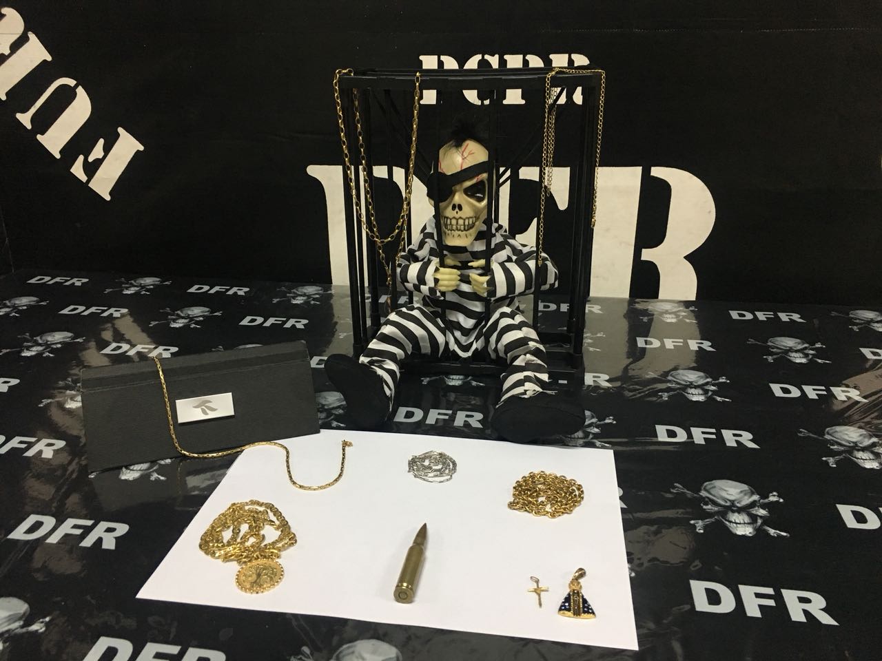 Correntinhas e munição encontrados pela DFR. | Eriksson Denk/Gazeta do Povo