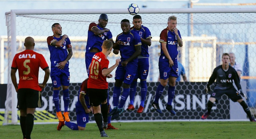 Marlone cobra falta para marcar segundo do Sport | Jonathan Campos/Gazeta do Povo