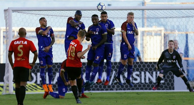 Marlone cobra falta para marcar segundo do Sport | Jonathan Campos/Gazeta do Povo