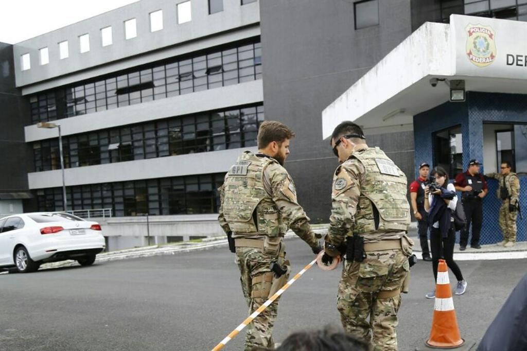 Policiais isolam o prédio da Polícia Federal em Curitiba. | Jonathan Campos/Gazeta do Povo