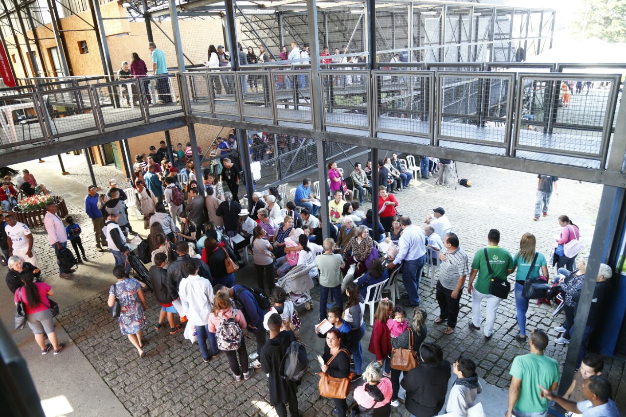 Fila dava voltas e voltas na Rua da Cidadania do Pinheirinho | Aniele Nascimento/Gazeta do Povo