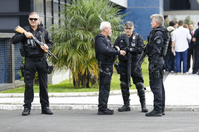 Quatro policiais federais fazem a segurança no prédio da PF na manhã desta sexta, dia em que o ex-presidente Lula deve ser preso. | Jonathan Campos/Gazeta do Povo