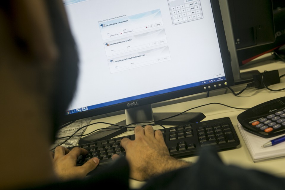 Nesta reta final, é essencial cuidar com alguns dos erros que mais levam o contribuinte para a malha fina, como falta de informações sobre aluguel, dependentes e bens e imóveis. | Marcelo Andrade/Gazeta do Povo