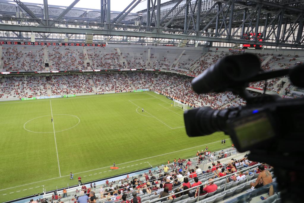As imagens que serão repassadas aos meios de comunicação no Atletiba na Baixada serão decididas pelo Furacão. | Albari Rosa/Gazeta do Povo
