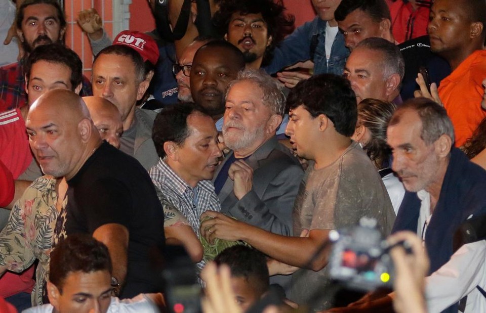 Imprensa internacional destaca prisão de Lula: “golpe mortal na esquerda latina” Lula deixa o Sindicato dos Metalúrgicos protegido por policiais e seguranças por volta das 18h45 deste sábado (7). | Miguel Schincariol/AFP