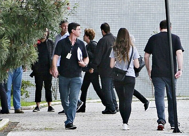 Ex-presidente Dilma Rousseff chega na Superintendência da Polícia Federal, em Curitiba : Justiça vetou que ela veja Lula nesta segunda. | Marcelo Andrade/Gazeta do Povo