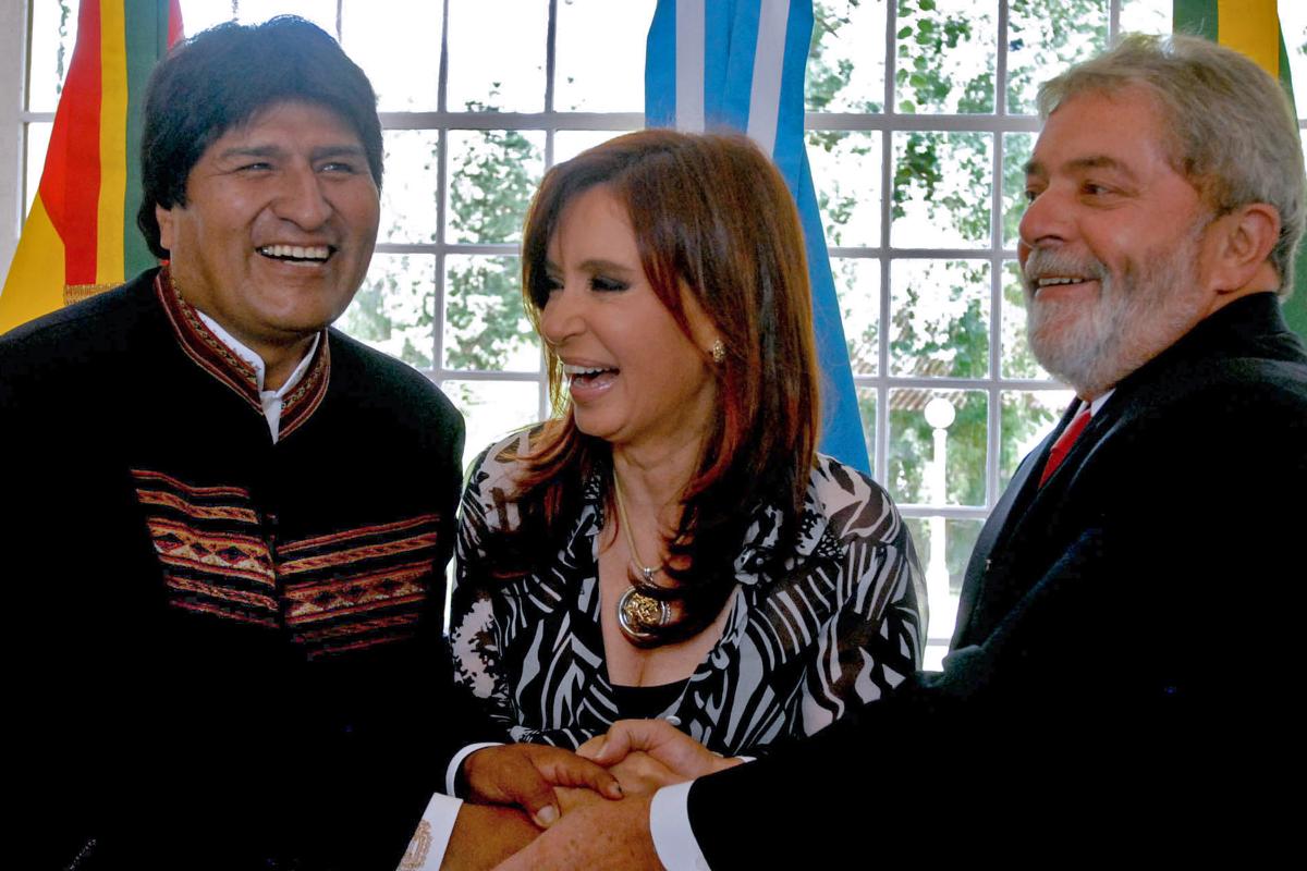 O presidente da Bolívia, Evo Morales (à esq.), a ex-presidente da Argentina, Cristina Kirchner (no meio) e o ex-presidente do Brasil, Luiz Inácio Lula da Silva (à dir.). Buenos Aires, 23 de fevereiro de 2008 | iiHO