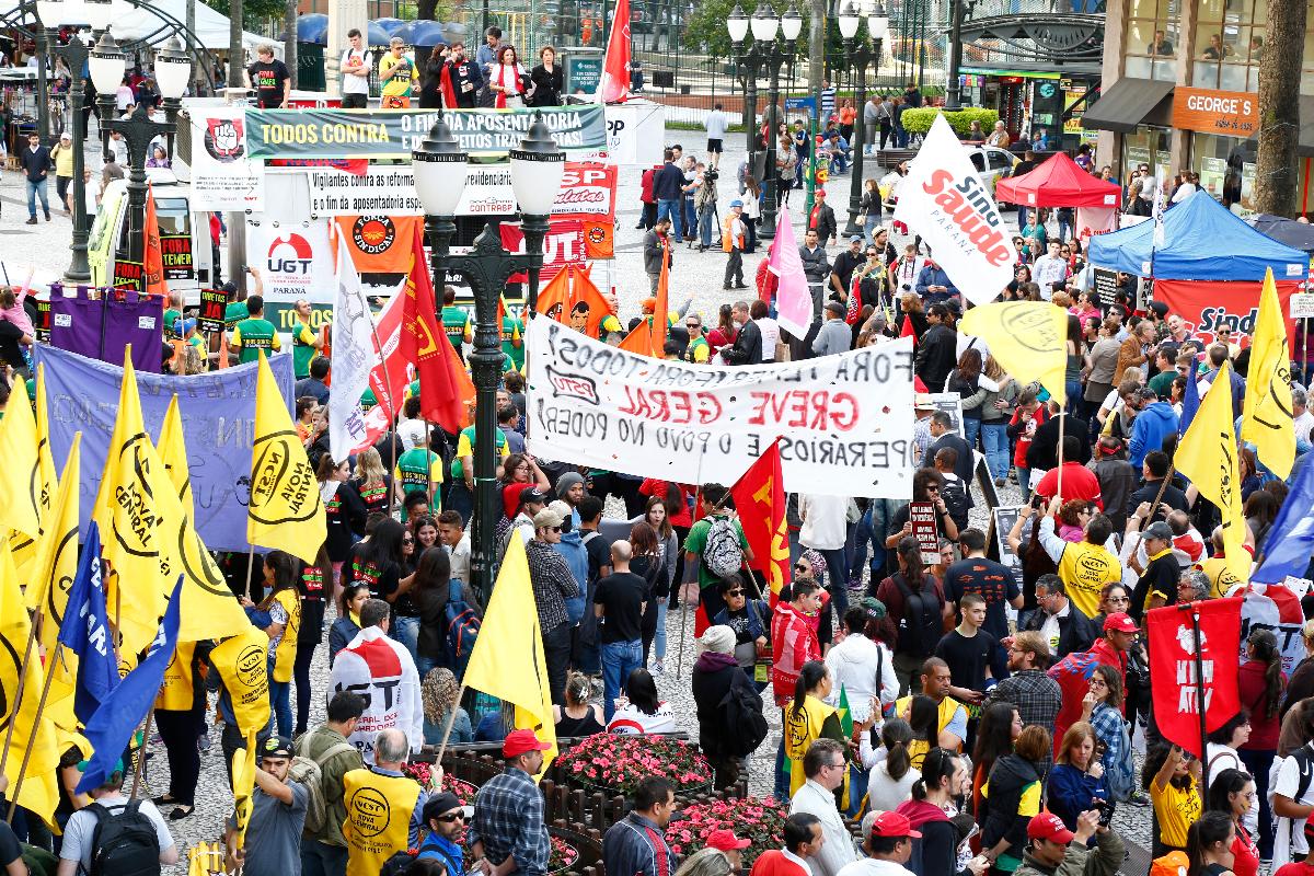 Manifestantes protestam contra a reforma trabalhista na rua XV de Novembro, em Curitiba. | Aniele Nascimento/
Gazeta do Povo/Arquivo