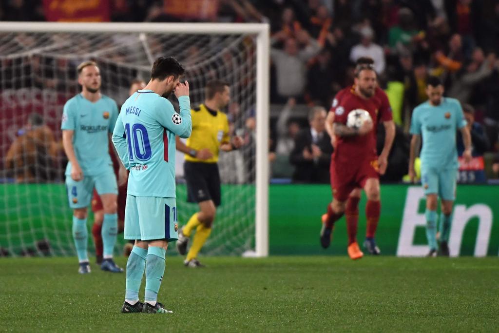 Messi lamenta mais um gol da Roma. Placar de 3 a 0 eliminou a equipe do argentino da Liga dos Campeões. | ANDREAS SOLARO/AFP