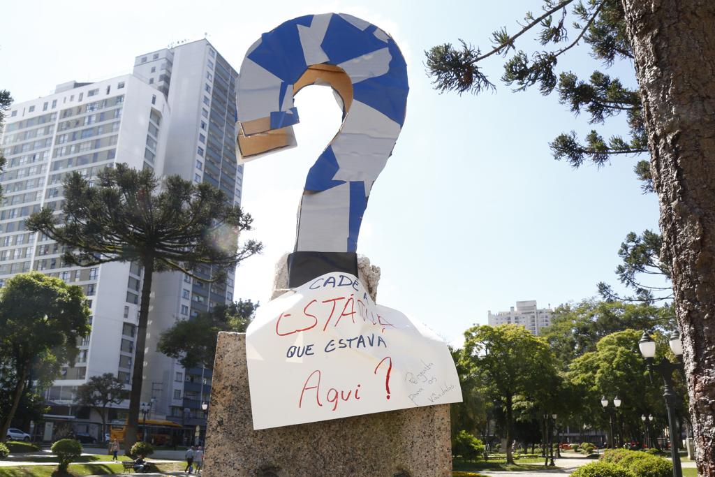 Busto do médico Victor Ferreira do Amaral, um dos fundadores da UFPR, foi furtado em 2017 e agora recebe protesto. | Aniele Nascimento/Gazeta do Povo