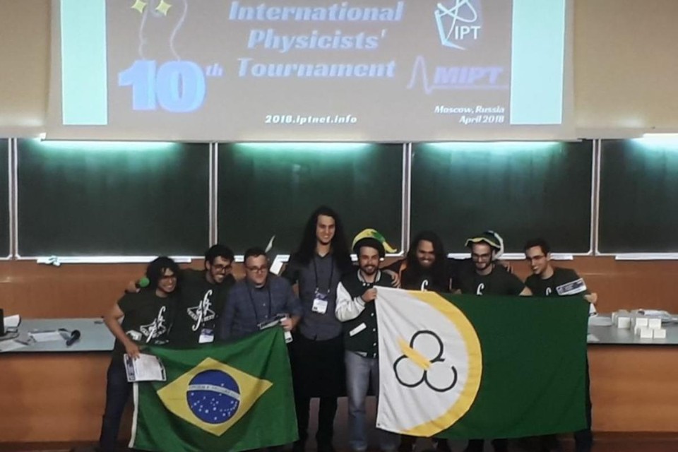 Estudantes de universidade federal conquistam terceiro lugar em torneio internacional de Física “Esperamos mostrar que os jovens estudantes desse país merecem todo nosso investimento para irem cada vez mais longe”, disse a equipe brasileira. | Reprodução/Facebook.