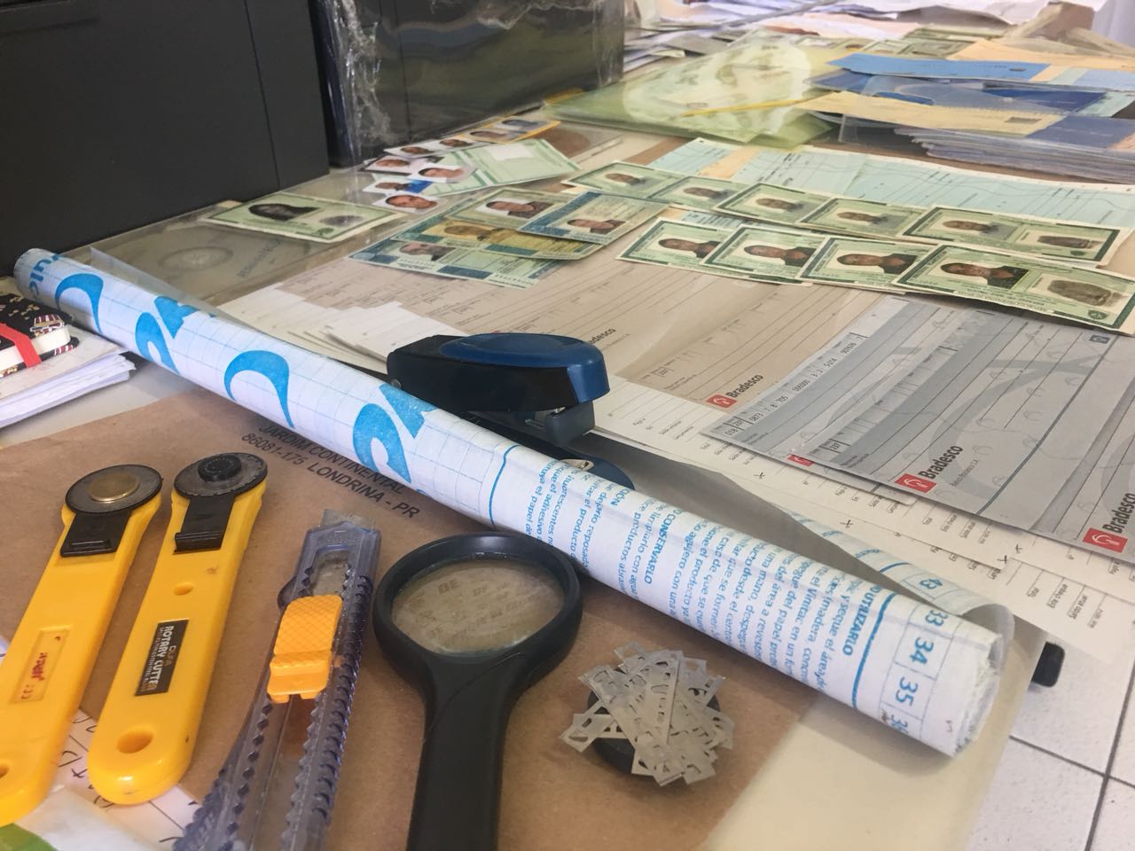 Documentos, cheques falsos e equipamentos usados nas clonagens foram apreendidos | Polícia Civil do Paraná/ Divulgação
