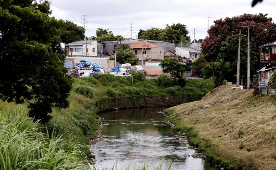 Por metas mais rígidas, Curitiba reformula o contrato com a Sanepar Quantidade de ligações irregulares de esgoto na cidade ainda gera poluição nos rios | Pedro Serapio/Gazeta do Povo/Arquivo