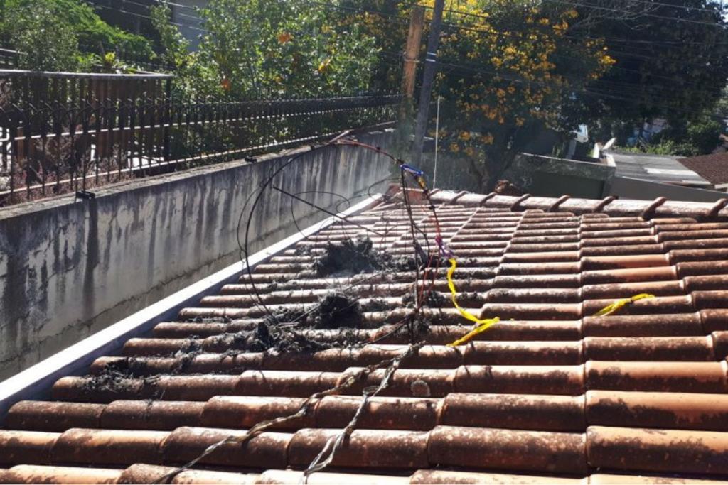 Ainda aceso, o balão caiu no telhado da casa, situada no bairro Ahú, em Curitiba. | Colaboração para a Tribuna