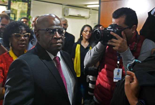 Joaquim Barbosa na chegada à sua apresentação oficial no PSB: ele virou o centro das atenções, mas parece não estar com pressa de definri se será candidato | Evaristo Sá/AFP