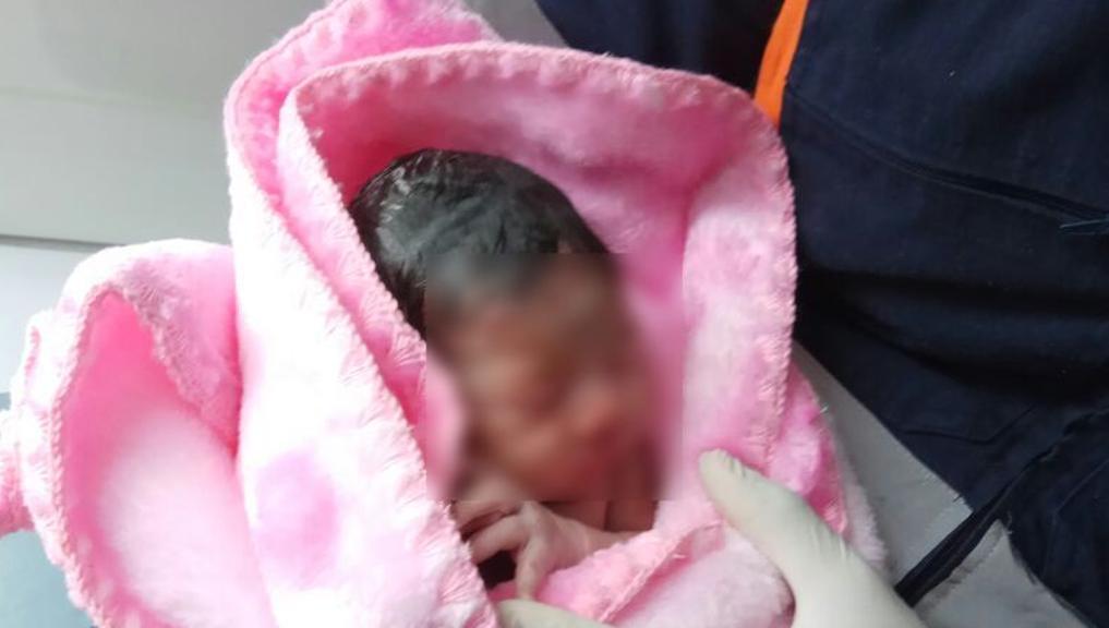 Menina nasceu dentro do carro na Rodovia João Leopoldo Jacomel, em Pinhais. | /