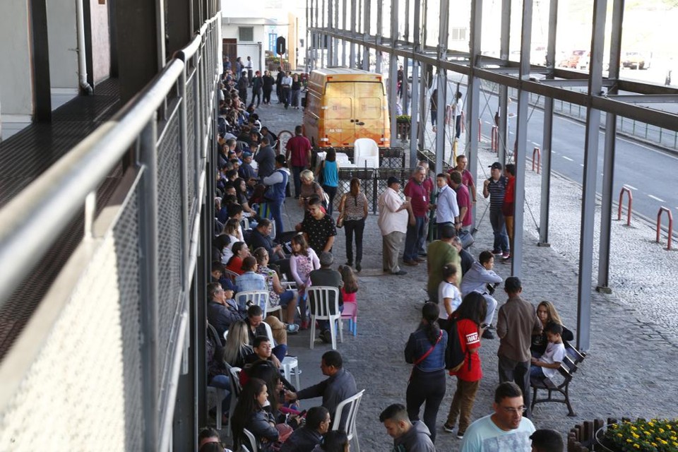 Enquanto solução não chega, população depende dos mutirões para conseguir o documento | Aniele Nascimento/Gazeta do Povo