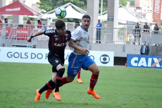 Matheu Rossetto disputa a bola com Zé Rafael do Bahia. | Romildo de Jesus/Futura Press / Estadão Conteúdo