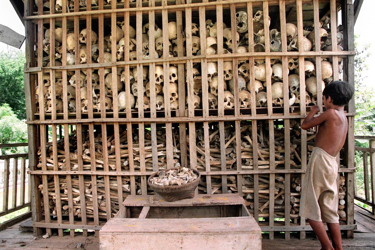 Fotografia de 1995 mostra os restos mortais de algumas vítimas do Khmer Vermelho em um memorial no noroeste do Camboja | DOUG NIVENAFP