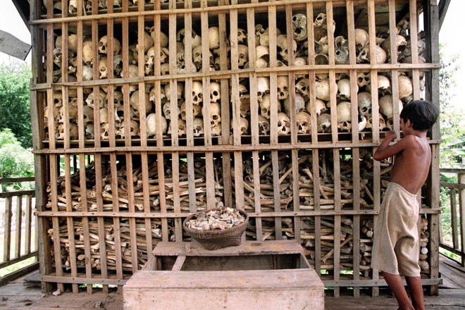 Fotografia de 1995 mostra os restos mortais de algumas vítimas do Khmer Vermelho em um memorial no noroeste do Camboja | DOUG NIVENAFP